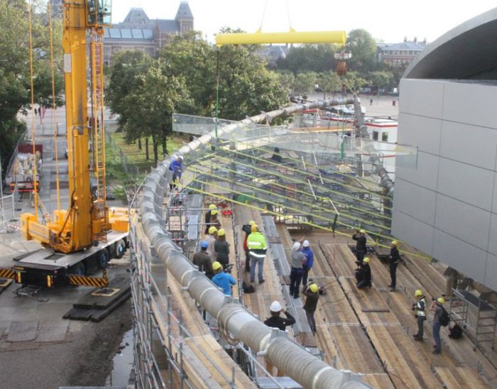 Montage grootste glasvinnen in Nederland voor Van Gogh Museum