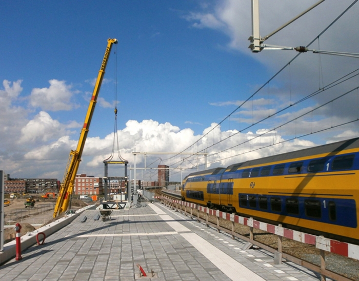 Plaatsen liftconstructie voor toekomstig station Almere Poort