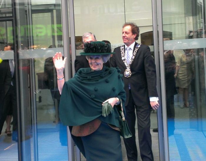 Queen opens Philips Museum