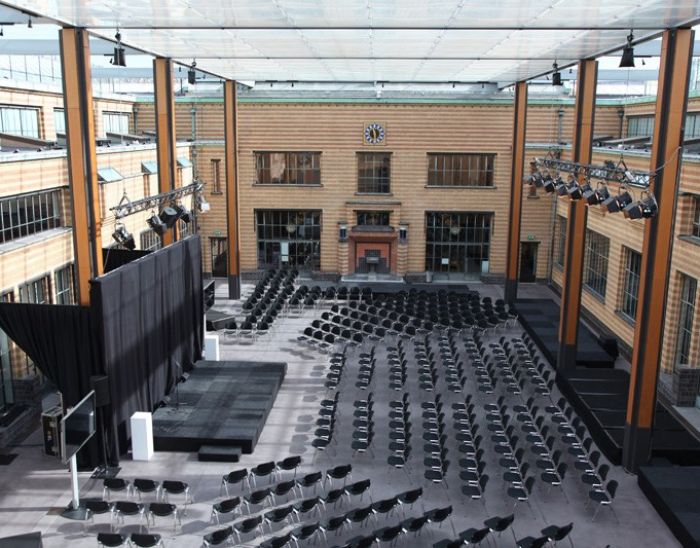 Obama ‘inaugurates´ glass roof Gemeentemuseum