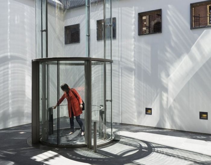 Contract: glass building parts Mauritshuis